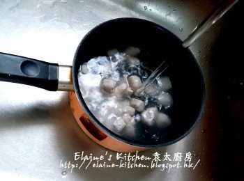 step12: 期間將芋圓用隔篩除去多餘粉粒 , 放入熱水內用中火煮至浮起
