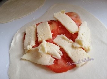 step4: 撒少許麵粉在檯及麵粉棍上，用麵粉棍壓成皮，放上餡料