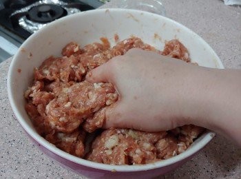 step7: (蛋白較黏， 用手抓法較易混合均勻)