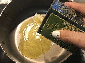 step5: 鍋內放入足量的優質橄欖油；