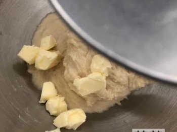 step2: 開1檔把材料攪拌成團，再倒入室溫牛油粒後，