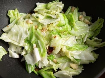 step2: 接著加入醬油、糖、白醋。