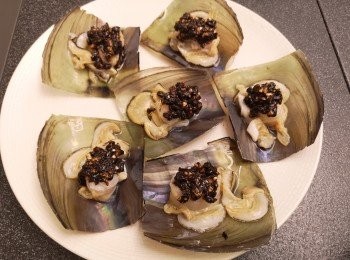 step3: <span class="group_2">豆豉醬</span>鋪在帶子上蒸6分鐘。（帶子厚薄時間有差別，可以問下海鮮檔需要蒸幾耐。）