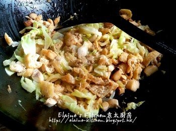 step5: 再加入椰菜 , <span class="group_2">調味料</span>及冬菇水拌勻 , 蓋上蓋用中火煮5分鐘至收汁