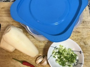 step1: 這道前菜是用韓國蒸氣微波盒及微波爐，簡單輕鬆完成的。
蓮藕去皮洗淨；蔥用可飲用水洗淨後擦乾，切蔥花備用。