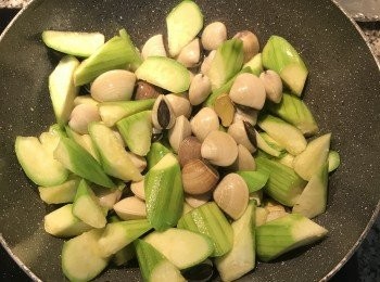 step5: 放入蛤仔略炒，加入少許米酒炒勻；