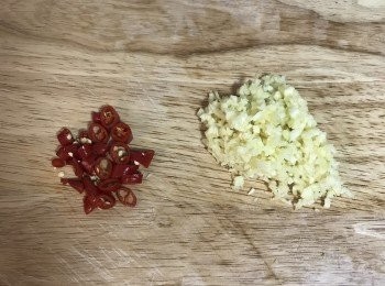 step3: 蒜頭和辣椒要用可飲用水浸洗乾淨後擦乾；蒜頭拍扁去皮切細末；辣椒略滾ㄧ下後切除梗，敲掉辣椒籽後切圈狀；