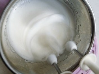 step4: 加入砂糖後繼續再打發。