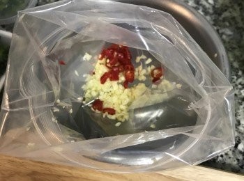 step4: 取一個夾鏈袋，放入蒜末與辣椒；