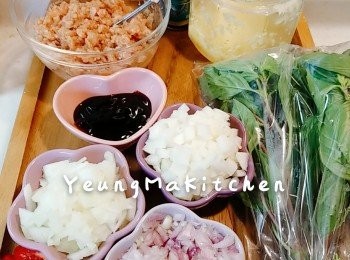 step1: 預備材料。新豬肉解凍後先用適量的魚露和薑汁醃約 15分鐘。金不換洗淨抺乾摘下葉子備用。