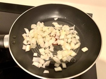 step2: 半個洋蔥切小粒，平底鑊加入一茶匙牛油，中火炒洋蔥至半透明軟身，放涼備用