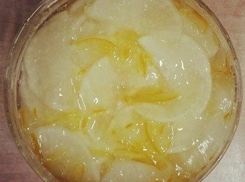 step2: 白蘿蔔切好後放上鹽拌勻，然後用重物壓實，加快蘿蔔出水(需30分鐘以上)。蘿蔔出水後，用食水把鹽分沖走，再瀝乾。