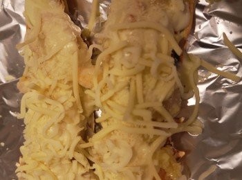 step4: 將蒜蓉牛油和龍蝦撈勻，再釀入龍蝦殼，之後鋪上白汁，白汁上灑上之許麵包糠和芝士碎。