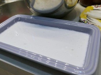 step3: 方式器皿塗少許油, 倒入適量粉漿 (要蓋過整個表面, 但不能過厚) , 大火蒸1:30分鐘.