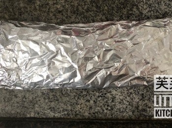 step2: 預熱焗爐220度，用錫紙包裹好豬肋排，上下火220度烤50分鐘。