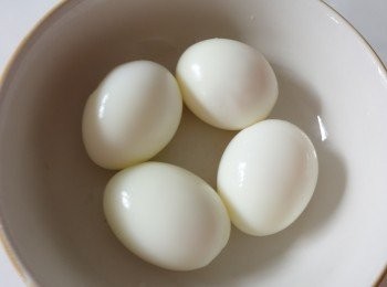 step2: 將蛋撈起，立刻放入冰水內，再將雞蛋去殼