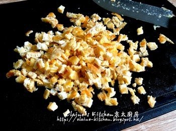 step3: 雞蛋打成蛋液 , 放入鑊中用中火煎至兩面金黃色成蛋皮 , 切碎備用