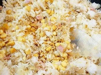 step5: 開番大火，加上入粟米粒略炒勻，再一邊炒一邊灑下適量的鹽、糖和咖喱粉作調味，要試味。