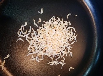 step2: 先用少許油（好少的）炒香櫻花蝦，炒至金黃脆身。