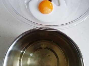 step2: 先將蛋白和蛋黃分開分別置於兩個器皿中。蛋黃、奶和香草放入同一個。而蛋白加入醋則放在另一個。