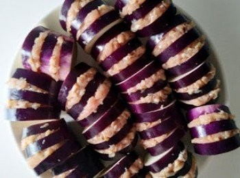 step4: 再把豬肉冬菇碎分別放入茄子中間