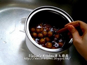 step7: 加入魚蛋用中火拌炒數分鐘 , 放入煲內加入<span class="group_3">調味料</span>及1/2杯水份量拌勻