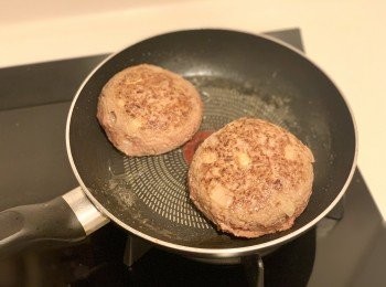 step5: 平底鍋加1茶匙油，放入漢堡扒，中火煎香兩邊