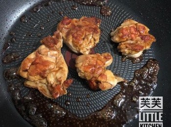 step6: 蓋上鍋蓋小火煮至<a href="https://bit.ly/2ZxapeY" target="_blank" data-keyword="雞扒" class="guide-link"><strong>雞扒</strong></a> <span style="display:inline-block;vertical-align:middle;margin-top:-3px;color:initial;border-radius:3px;padding:2px 3px;font-size:12px;line-height:14px;background:#87d300;color:#fff;">即買</span> 熟透，醬汁變濃郁即可。