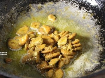 step4: 先丟進棉花糖攪拌開來後，再放奇福餅乾下去一塊攪拌開來，結果姊姊走過來說:感覺好像黑暗料理，看起來好像做失敗了。