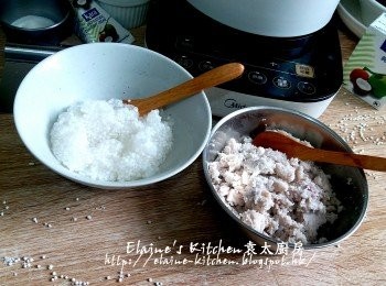 step6: 先盛起一半份量芋蓉(留待煮糖水用) , 浸10分鐘冰水的西米瀝乾水份