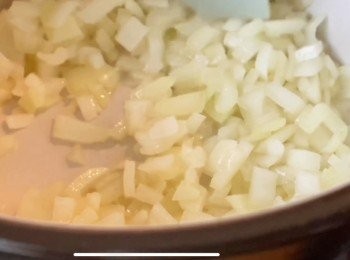 step2: 中大火加入無鹽牛油，少許鹽及黑胡椒粉把洋蔥炒至軟身。