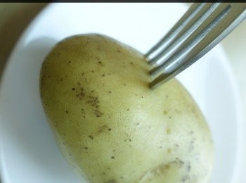 step1: 薯仔連皮擦洗淨
薯仔表面拮孔，加入油、鹽、黑胡椒捽勻成個，待10分鐘
 開滾水烚薯仔30分鐘

*此時可切洋蔥碎，煙肉碎備用