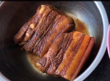 step1: 腩肉用3片薑2粒八角飛一飛水後用叉在豬皮上插多D窿窿，然後用老抽上色