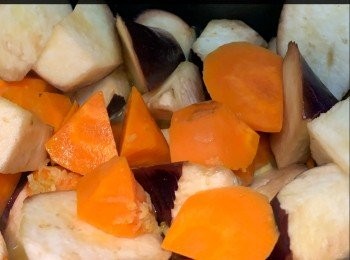 step7: 1. 甘筍去皮；將甘筍及茄子滾刀切。