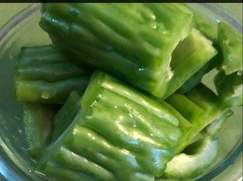 step1: 涼瓜，洗淨去瓤去核，切成小件備用。