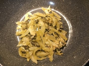 step5: 放入酸菜拌炒；