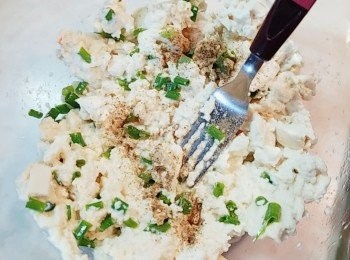 step4: 豆腐搗爛並加入蔥粒。