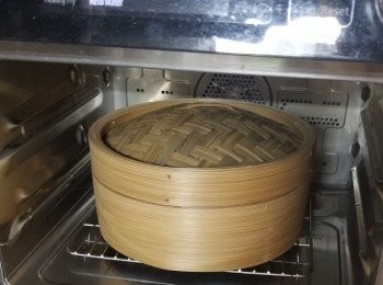 step15: 放入蒸爐蒸約20分鐘即可，完成後剪開荷葉，再放上櫻花蝦和蔥花便可食用。