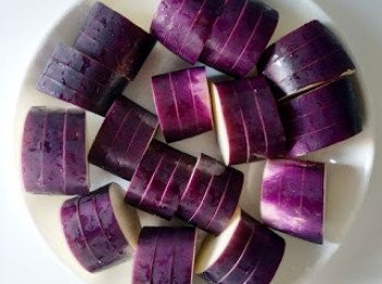 step3: 茄子切到3/4後就夠了