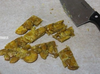 step7: 拿一塊來吃，感覺好像在吃麥芽糖，很好吃，有點讓我們跌破眼鏡，只要搭配法國綠色山丘三發酵奶油無鹽和棉花糖就像麥芽糖夾心一樣好吃，沒有加任何糖分，真的超好吃，可以自己在家做餅乾甜點，超簡單到不行。