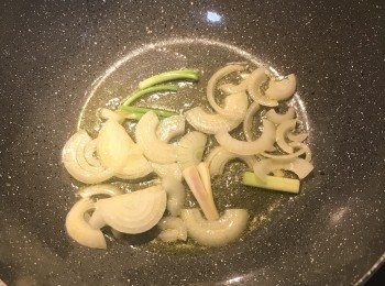 step3: 炒鍋燒熱放入油，加入洋蔥與蔥白炒出香味；