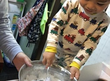 step3: 餘下芝麻水開勻所有粉類至冇顆粒, 同時糕模搽油, 煲定滾水準備蒸