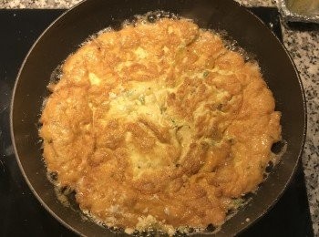 step9: 可以試著甩鍋翻面，也可以用盤子或鏟子將蛋翻面，續煎到另一面也金黃即可。