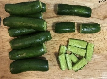 step5: 將小黃瓜上的鹽份沖洗掉後，再用可飲用水浸洗乾淨，並擦乾，去頭尾後，用刀將小黃瓜拍出裂痕，再切成適當長度後對切再對切，接著除去籽，並放入夾鏈袋中。