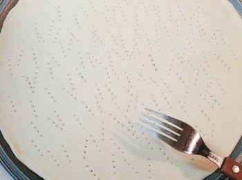 step6: 擀薄後拮孔。