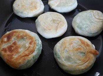 step7: 開鑊加入油酥餅以中火煎8-10分鐘