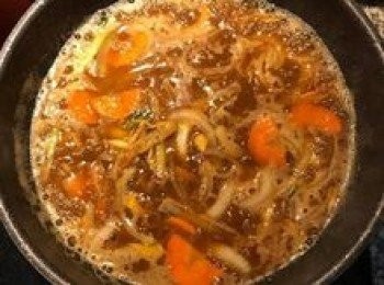 step9: 倒入蝦高湯，如湯不夠請加些水；並用醬油、糖、鹽、白胡椒粉調味後煮滾；試喝後做調整。