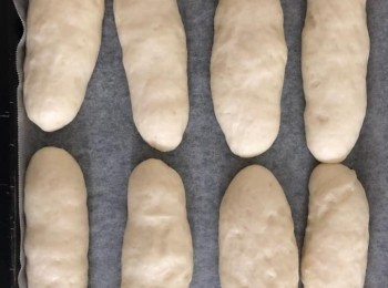 step5: 將發酵好的麵團分成8份(35g)，排走空氣後，再搓成長條狀，
輕輕壓扁，再發酵45分鐘至雙倍大。