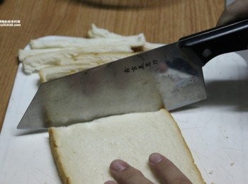 step2: 做三明治前，先將吐司切掉4個邊。