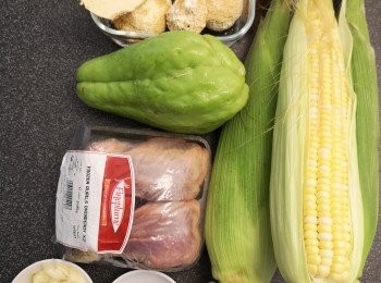 step1: 鵪鶉先解凍。猴頭菇浸軟後，榨乾水份，可切細備用。